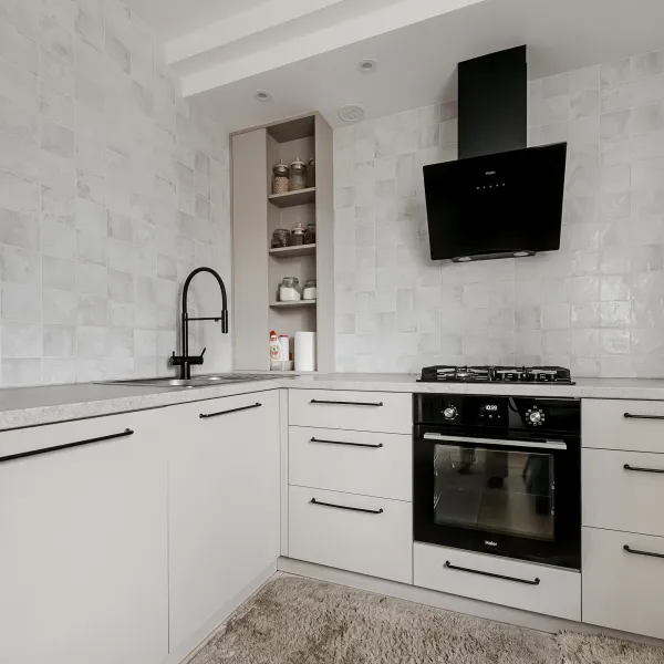 Угловая кухня без верхних шкафчиков — заказать в Минске