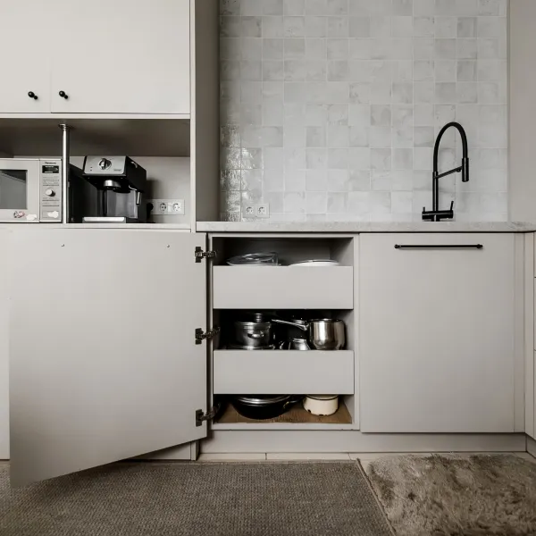 Угловая кухня без верхних шкафчиков — заказать в Минске