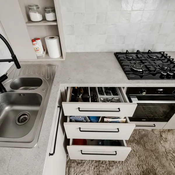 Угловая кухня без верхних шкафчиков — заказать в Минске