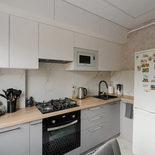 Прямая кухня с антресолями — заказать в Минске