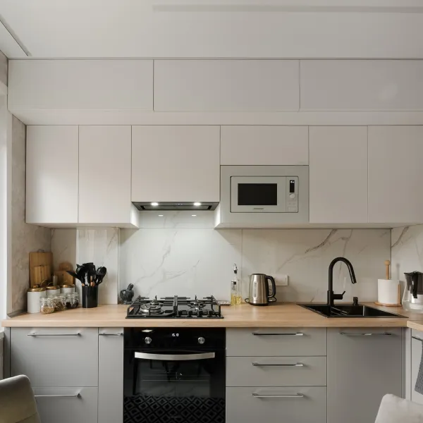 Прямая кухня с антресолями — заказать в Минске