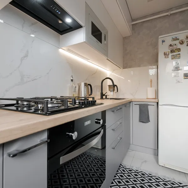 Прямая кухня с антресолями — заказать в Минске