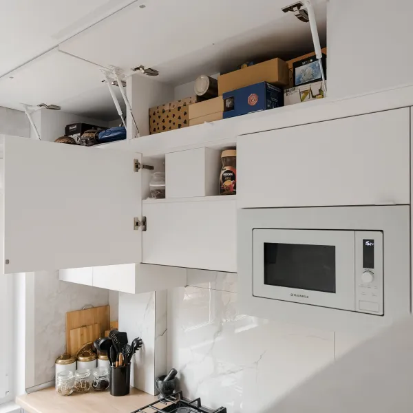 Прямая кухня с антресолями — заказать в Минске