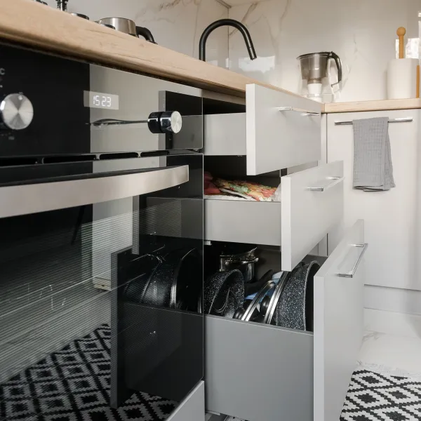 Прямая кухня с антресолями — заказать в Минске