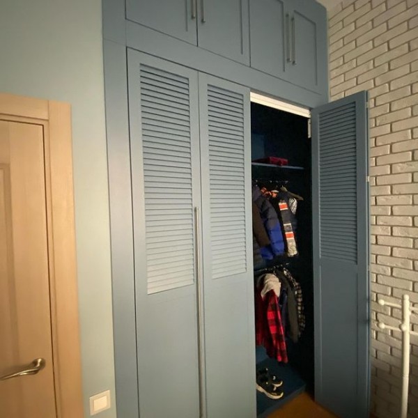 Шкаф для одежды с жалюзийными фасадами — заказать в Минске