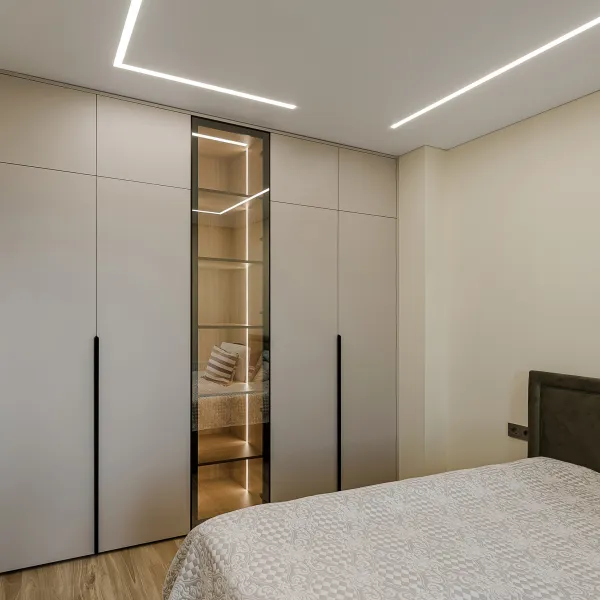 Шкаф в спальню с витриной и подсветкой — заказать в Минске