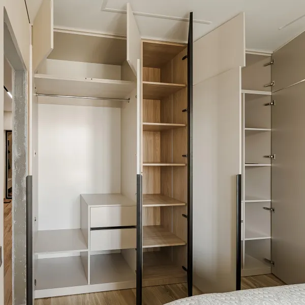 Шкаф в спальню с витриной и подсветкой — заказать в Минске