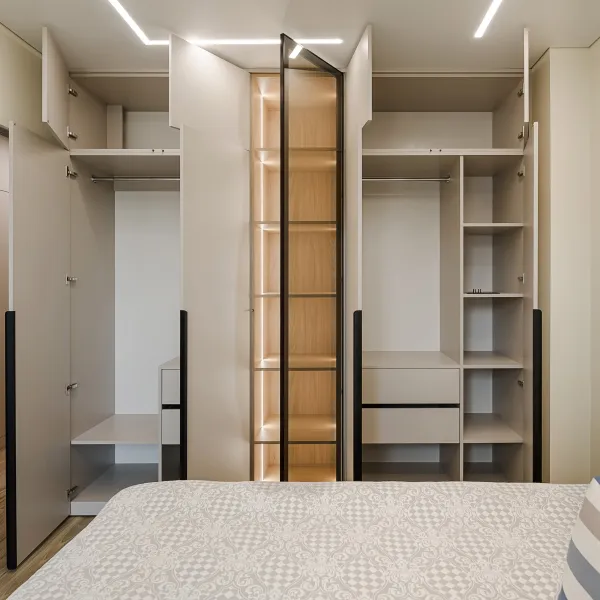 Шкаф в спальню с витриной и подсветкой — заказать в Минске