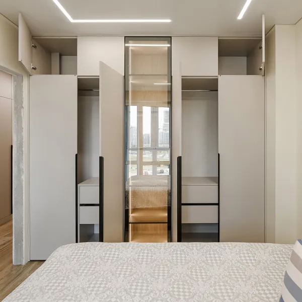 Шкаф в спальню с витриной и подсветкой — заказать в Минске