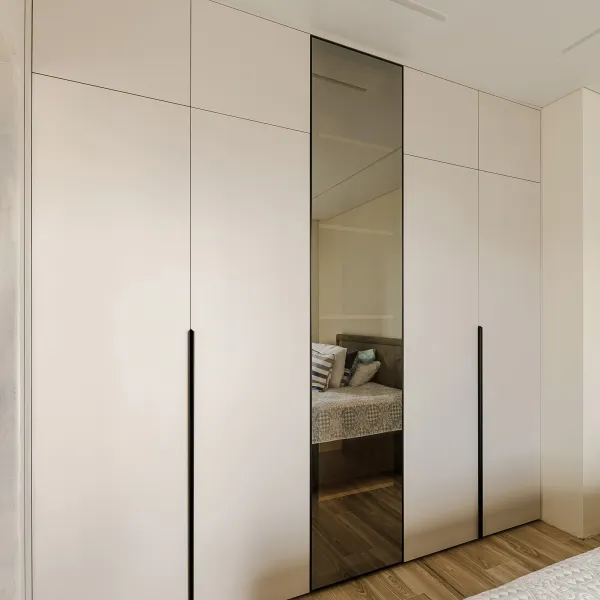 Шкаф в спальню с витриной и подсветкой — заказать в Минске