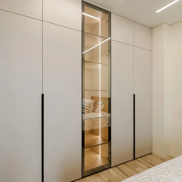 Шкаф в спальню с витриной и подсветкой — заказать в Минске