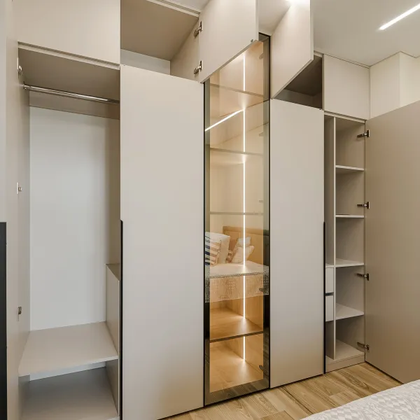 Шкаф в спальню с витриной и подсветкой — заказать в Минске