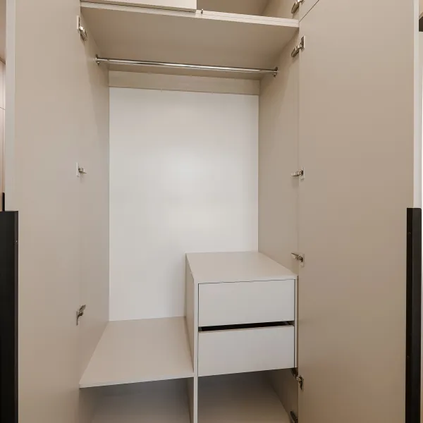 Шкаф в спальню с витриной и подсветкой — заказать в Минске