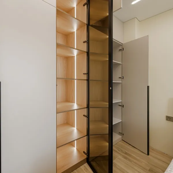 Шкаф в спальню с витриной и подсветкой — заказать в Минске