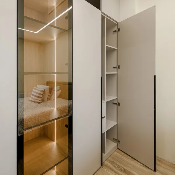 Шкаф в спальню с витриной и подсветкой — заказать в Минске