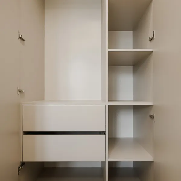 Шкаф в спальню с витриной и подсветкой — заказать в Минске