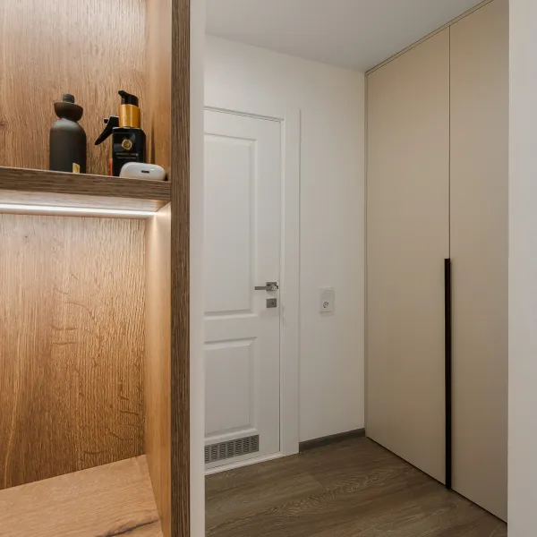 Светлая прихожая с элементами дерева — заказать в Минске