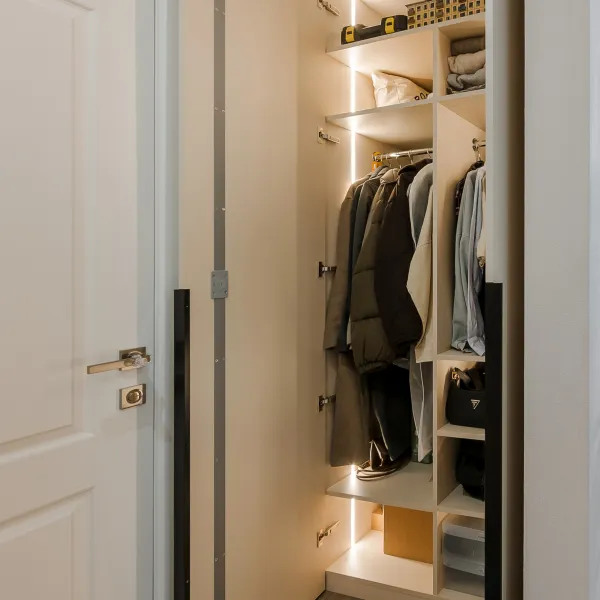 Светлая прихожая с элементами дерева — заказать в Минске