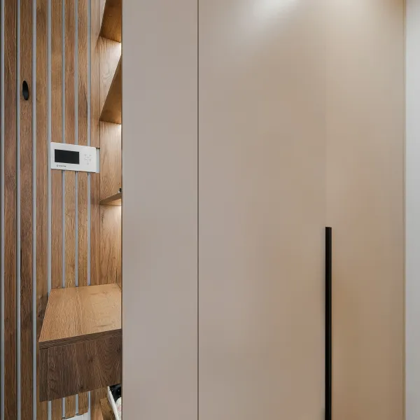 Светлая прихожая с элементами дерева — заказать в Минске