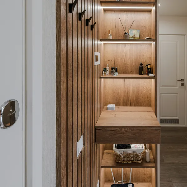 Светлая прихожая с элементами дерева — заказать в Минске