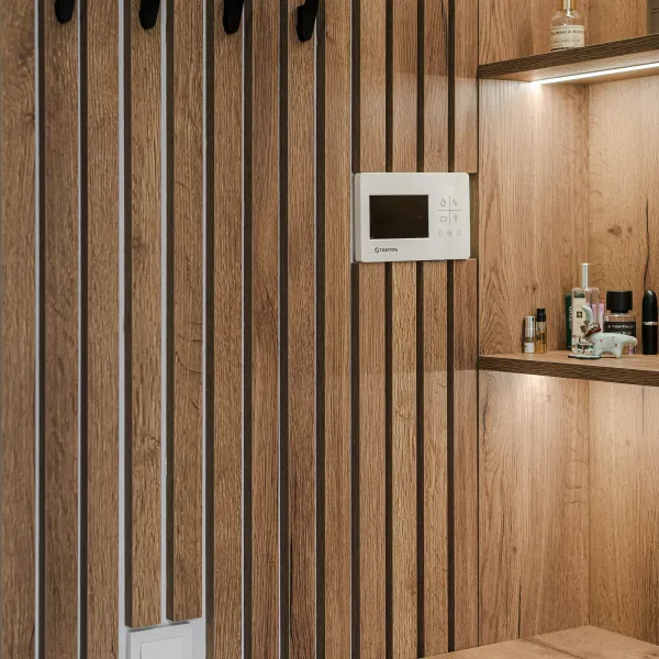 Светлая прихожая с элементами дерева — заказать в Минске