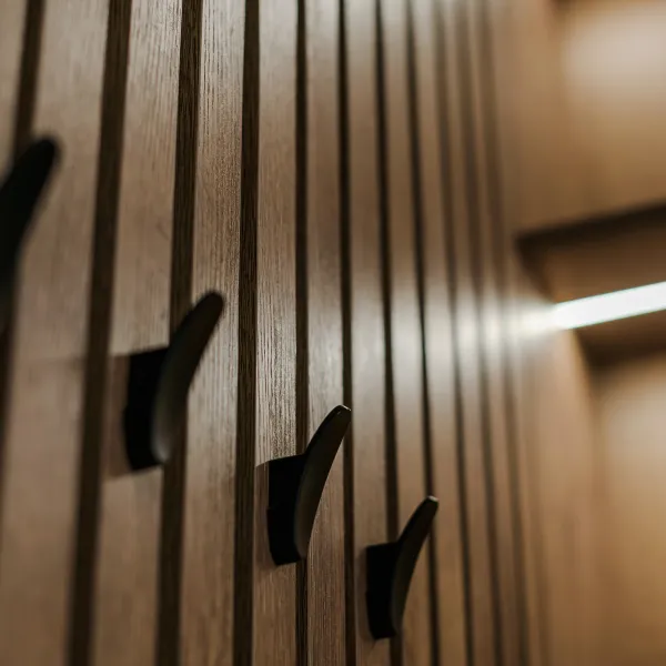 Светлая прихожая с элементами дерева — заказать в Минске