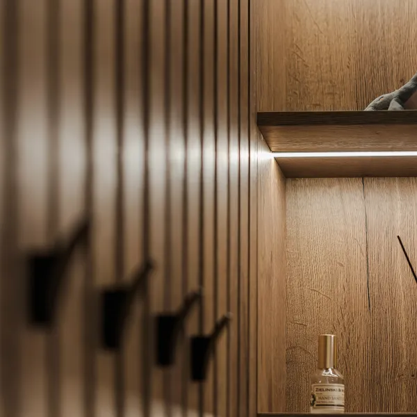 Светлая прихожая с элементами дерева — заказать в Минске