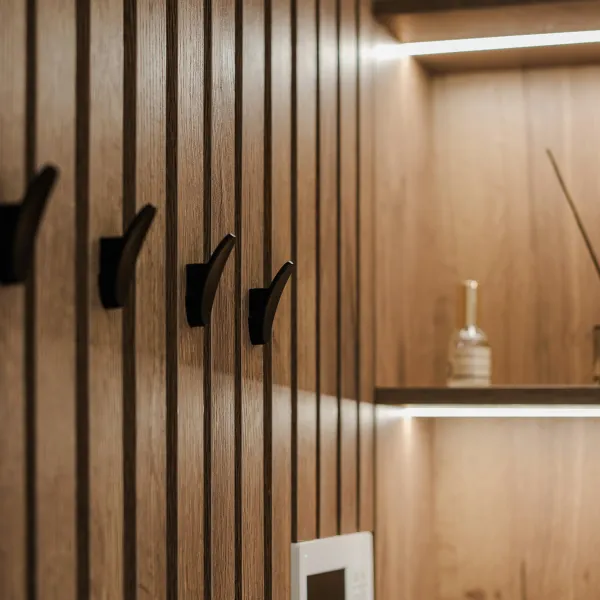 Светлая прихожая с элементами дерева — заказать в Минске