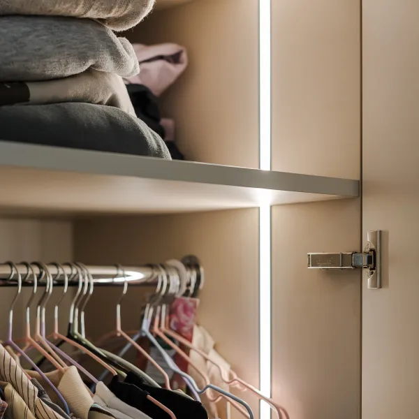 Светлая прихожая с элементами дерева — заказать в Минске